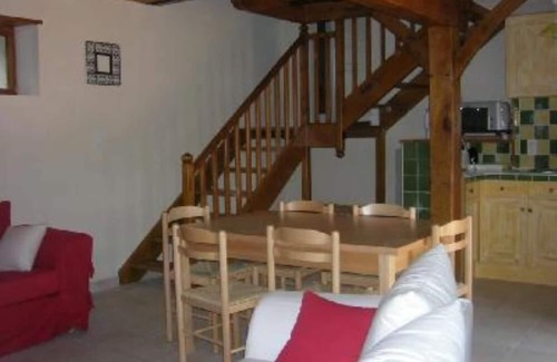Terrasson-la-Villedieu Cottage | Terrasson: Set in the countryside in the heart of the so-called Périgord Noir (Black Perigord), an old farmhouse next to woodland, which sleeps up to 7 people.