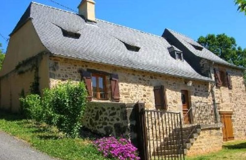 Terrasson-la-Villedieu Cottage | Terrasson: Set in the countryside in the heart of the so-called Périgord Noir (Black Perigord), an old farmhouse next to woodland, which sleeps up to 7 people.