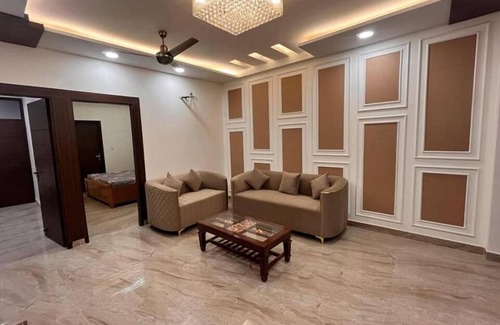 Patparganj Apartment | Terrific 2-bedroom apartment with WiFi in vibrant Delhi