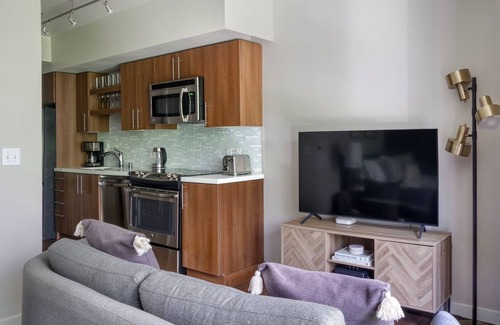 West Bellevue Apartment | Terrific Bellevue Studio w/Theater & Overlook, nr Bars, by Blueground