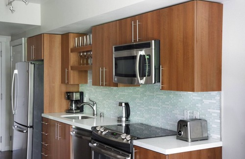 West Bellevue Apartment | Terrific Bellevue Studio w/Theater & Overlook, nr Bars, by Blueground