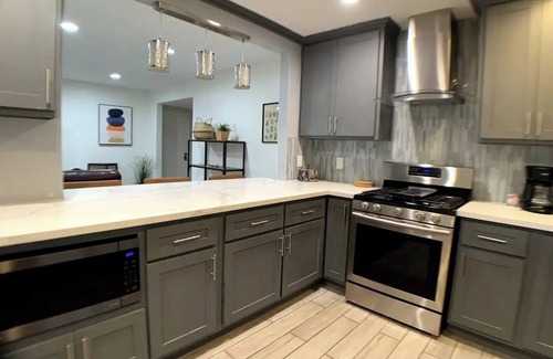 Riverside House | TESLA/EV Charger KING BED CanyonCrest Neighborhood