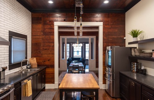 Eastside Promise Neighborhood House | ★Tesla House w/Hot-Tub 3br/3bath 5min to Downtown