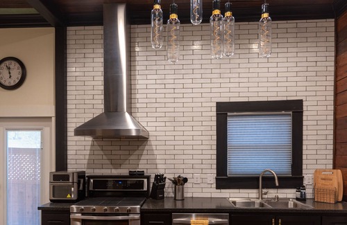 Eastside Promise Neighborhood House | ★Tesla House w/Hot-Tub 3br/3bath 5min to Downtown