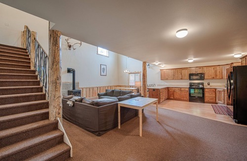 West Yellowstone House | Teton Townhouse - Sleeps 6 - 12, 5 Blocks from Yellowstone's West Enterance
