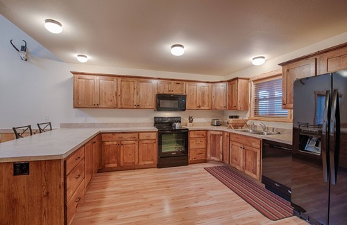 West Yellowstone House | Teton Townhouse - Sleeps 6 - 12, 5 Blocks from Yellowstone's West Enterance