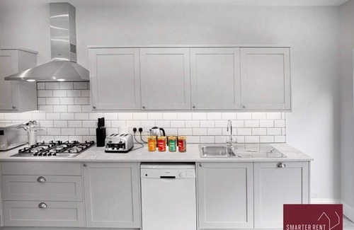 Thames Ditton Apartment | Thames Ditton, 4 Bedroom Detached House