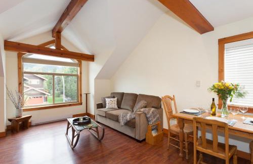 Pemberton Apartment | Thanksgiving Special Pemberton Valley 1 bedroom suite king size bed WIFI cable TV gorgeous views free parking walk to Village