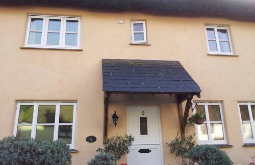 Stokeinteignhead House | Thatched cottage in the 'chocolate box' village of Stokeinteignhead close to sea