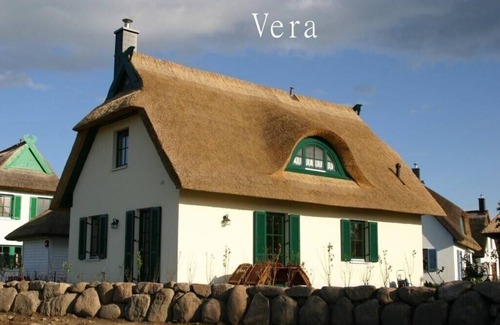 Glowe House | thatched house first line Glowe cliff Königshorn with sauna. romatic house