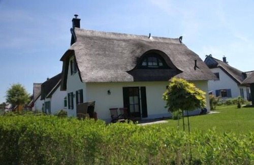 Glowe House | thatched house first line Glowe cliff Königshorn with sauna. romatic house