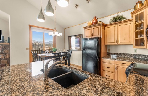 Estes Park Condo | Thatchtop Mountain at Mary's Lake w/HOT TUB!