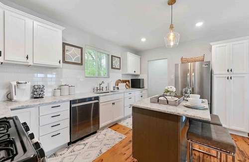 Bryan House | The 12th Manor ~ Centrally Located Escape!