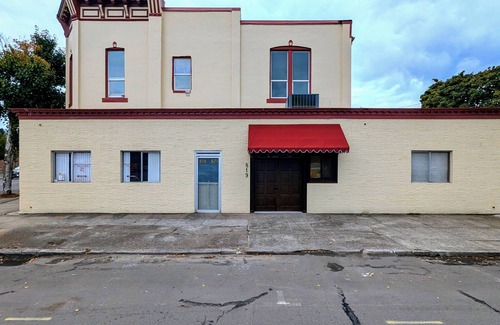 Newberg Apartment | The 1888 Building - Historic 1-Bedroom Loft Experience in Downtown Newberg