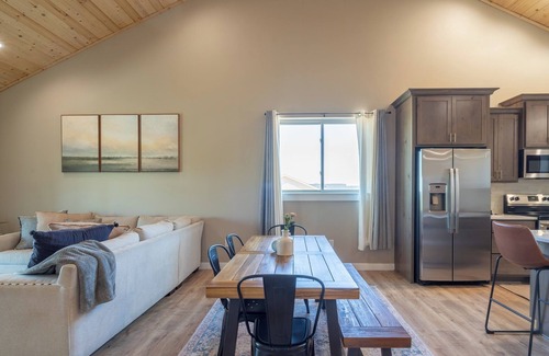 Moses Lake House | The 19th Green ~ A private lake house on Legacy Golf Course.