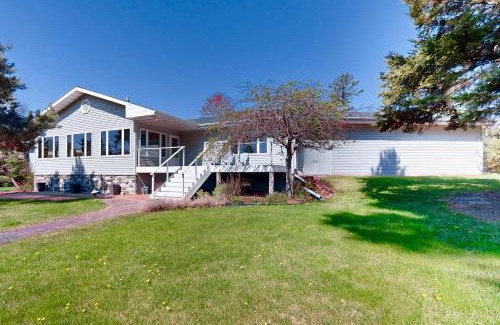 Eagle River House | The 19th Hole Lakeside