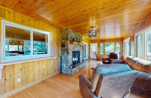 Eagle River House | The 19th Hole Lakeside