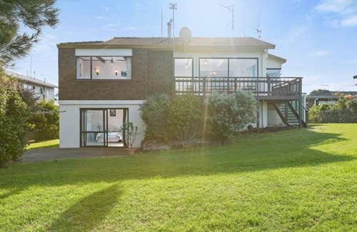Omanu House | The 19th hole or the surf club - live the dream