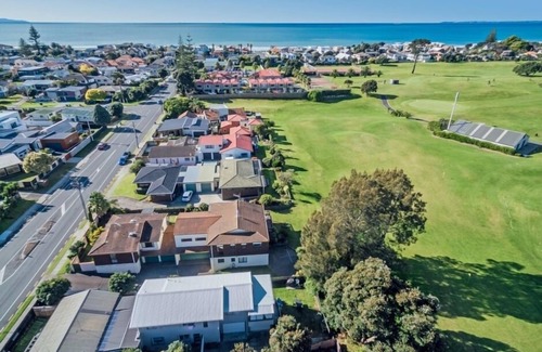 Omanu House | The 19th hole or the surf club - live the dream