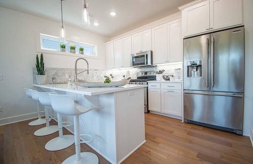 Downtown House | The 302 - Modern Townhome - 0.5 mile to DT