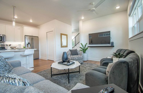 Downtown House | The 302 - Modern Townhome - 0.5 mile to DT