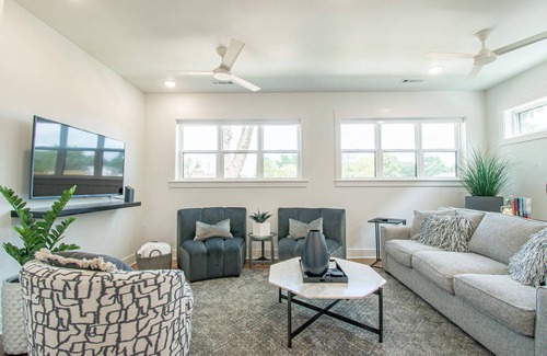 Downtown House | The 302 - Modern Townhome - 0.5 mile to DT