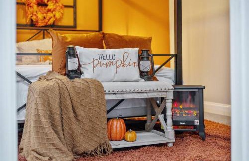Decatur House | *The 4Seasons:Themed Retreat w/Hot Tub-Pool Table*