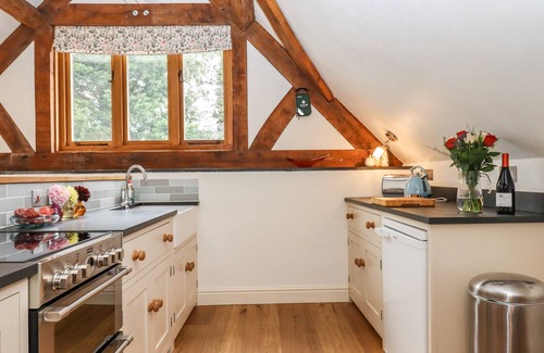 Hittisleigh Cottage | THE ACORN BARN, romantic, with a garden in Hittisleigh