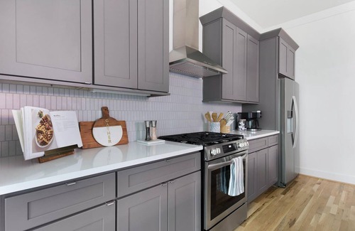 Eighth Avenue House | The Acoustic + The Banjo - Mins to Broadway!