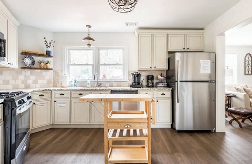 Acworth House | The Acworth peach- sleeps 12