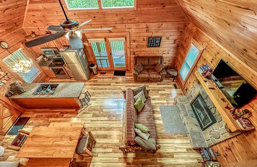 Sevierville Cabin | The Adaha Cabin rustic&cozy at Douglas Lake