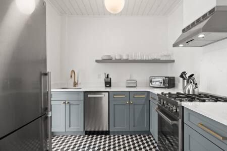 Hyde Park Apartment | The Adaline Room #4 - Gorgeous Hyde Park Apartment, Steps to Bayshore