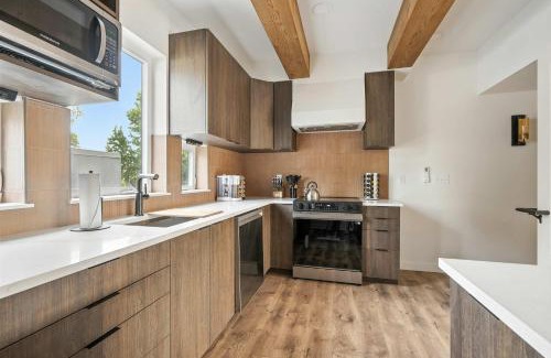 Kerns House | The Adelynn - Modern 2BR House in Central Portland