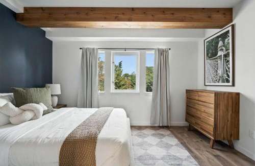 Kerns House | The Adelynn - Modern 2BR House in Central Portland