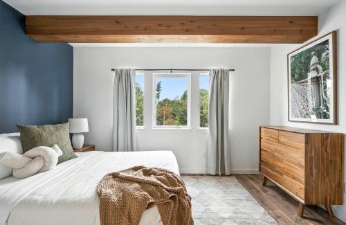 Kerns House | The Adelynn - Sleek 2BR House in Portland - Walk to Everything