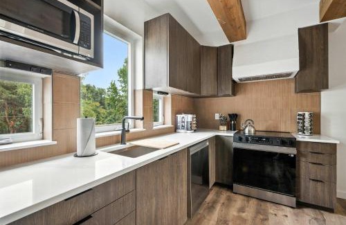 Kerns House | The Adelynn - Sleek 2BR House in Portland - Walk to Everything