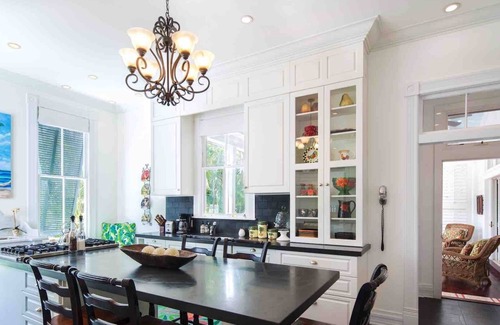 Bahama Village House | *THE ADMIRAL'S ESTATE* Grand Home & Pool + LAST KEY SERVICES.