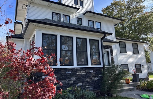 Hamburg House | The Alamo! Historic Sears & Roebuck Showcase 4 bed 2-½ Bath with Jacuzzi