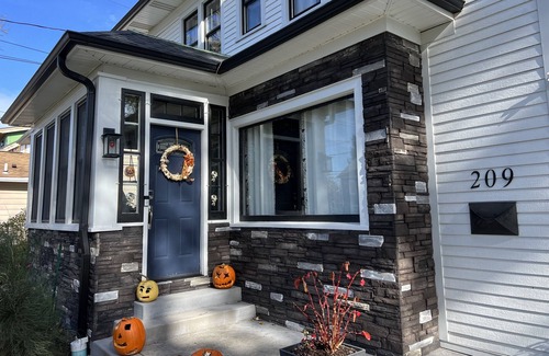 Hamburg House | The Alamo! Historic Sears & Roebuck Showcase 4 bed 2-½ Bath with Jacuzzi