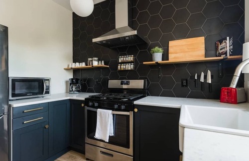 Communipaw Apartment | The Alana - A Chic Duplex 40 Minutes from NYC