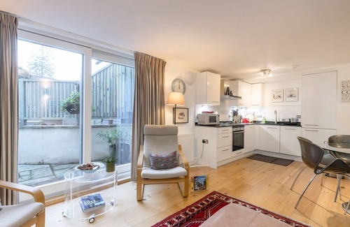 New Town House | The Albany Lane Residence is a stylish 2 bedroom modern mews with the original dating 1810