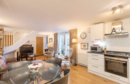New Town House | The Albany Lane Residence is a stylish 2 bedroom modern mews with the original dating 1810