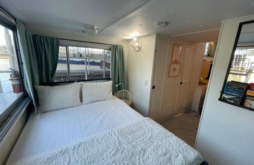 Downtown Knoxville House | The Albatross-Houseboat DT Knox