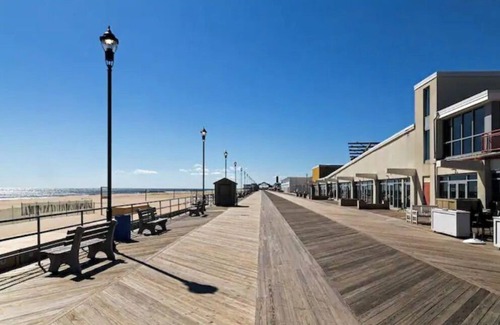 Bradley Beach House | THE ALBERT- 6 Mins Walk to Beach & Main Ave, 6 Beach Passes, Pet Friendly