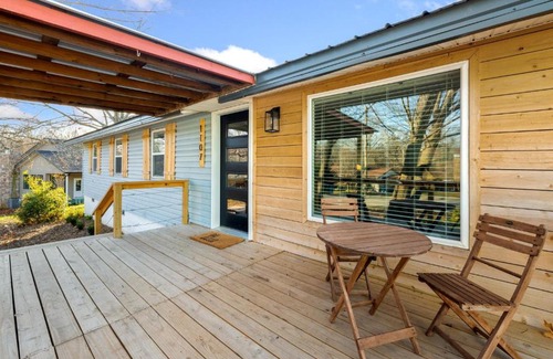 Downtown House | The All American - Bike in and out! - 1 mile to DT Bentonville