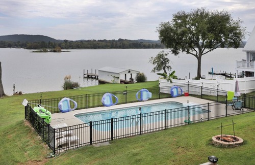 Chickamauga Lake House | The All Seasons Resort features pool and hot tub on River