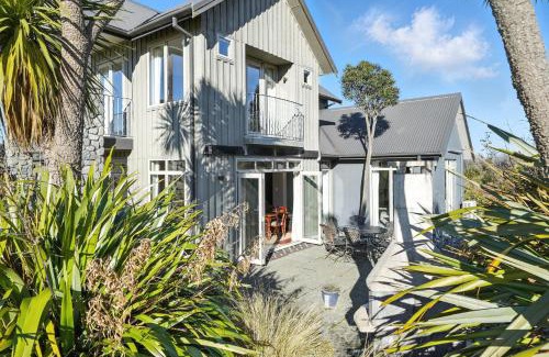 Castle Hill House | The Alpine Edge - Windwhistle Holiday Home