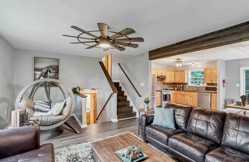 East Stroudsburg House | The Alpine House Retreat w/hot tub & play rooms