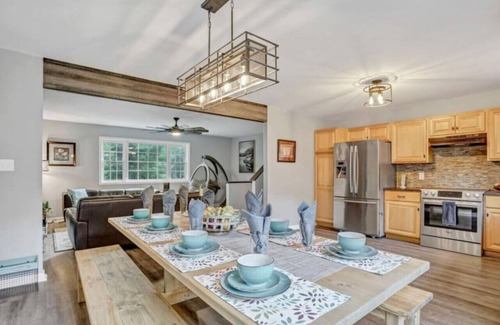 East Stroudsburg House | The Alpine House Retreat w/hot tub & play rooms