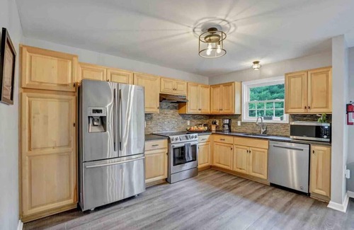 East Stroudsburg House | The Alpine House Retreat w/hot tub & play rooms